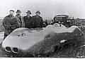 28. Januar 1938. Rekordfahrten auf der Reichsautobahn Frankfurt - Darmstadt. Der Mercedes-Benz 12-Zylinder-Rekordwagen W 125 während der Rekordversuche. Personen von links: Rudolf Uhlenhaut, Max Sailer und ganz rechts Alfred Neubauer.